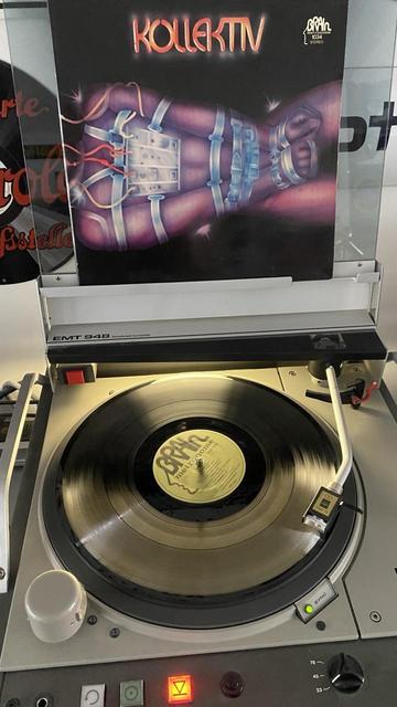 Vinyl Schallplatte der Krautrockband „Kollektiv“ mit dem Titel „Kollektiv“ auf einem Plattenspieler.