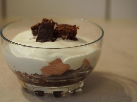 Ein Schichtdessert aus einem Schokokuchen, Rhabarberkompott und griechischem Joghurt