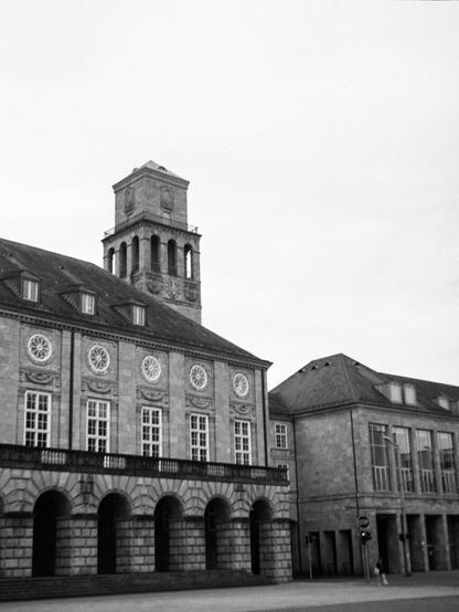 Black and white photo of the histiric town hall of Mülheim an der Ruhr.