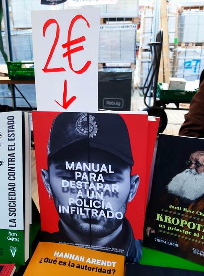 El "Manual para destapar a un policía infiltrado" amb un cartell de 2€ a la parada del Lokal a la Rambla