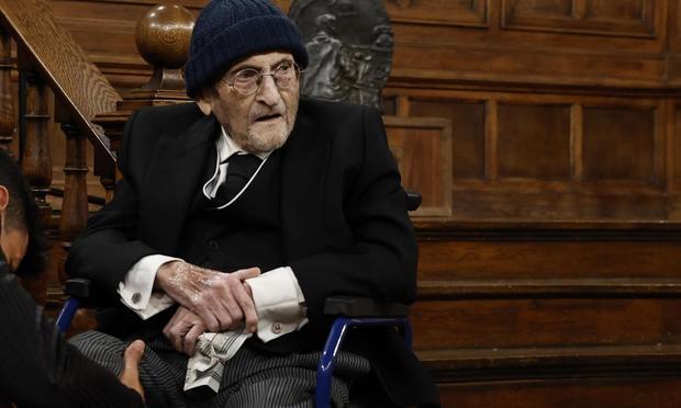 El escritor Álvaro Pombo momentos antes de recibir el Premio Cervantes 2024. (EFE/ Ballesteros/POOL)