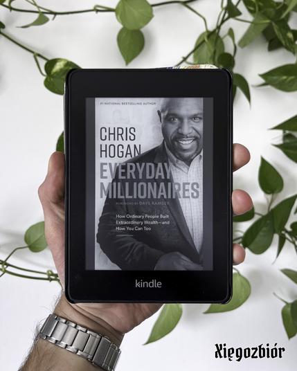 Zdjęcie czytnika ebooków wyświetlającego okładkę książki "Everyday Millionaires" Chrisa Hogana.