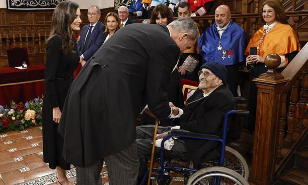 El rey Felipe VI saluda al escritor Álvaro Pombo (d), antes de hacerle entrega del Premio Cervantes 2024. (EFE)
