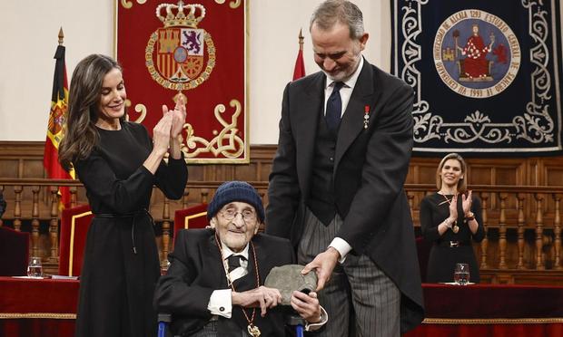 Los reyes Felipe y Letizia entregan al escritor Álvaro Pombo (c), el Premio Cervantes 2024, este miércoles en el paraninfo universitario de Alcalá de Henares. (EFE)