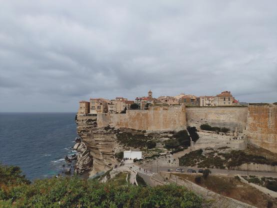 Photo de la citadelle de Bonifacio depuis les falaises un peu plus loin