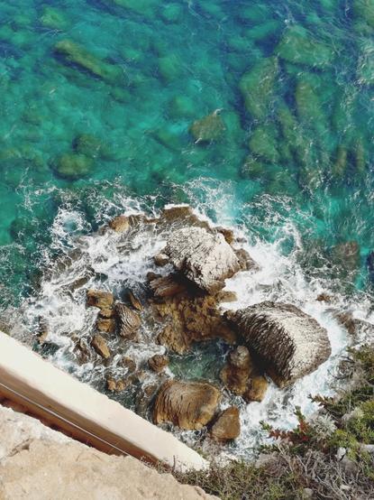 Photo aléatoire de rochers et de la belle eau bleue depuis les remparts.
Personnellement je trouve que ces rochers ressemblent à des biscuits, non ? Peut être que j'avais juste faim 🙄