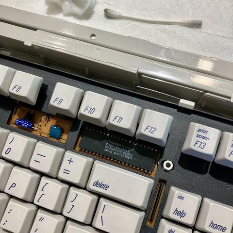 Designed 1990 by Apple Computer
Refurbished by Apple 1994
Apple Extended Keyboard II