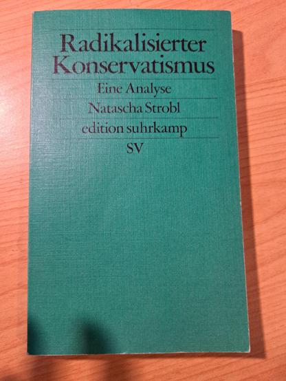 Ein Photo des Buches "Radikalisierter Konservatismus" von Natascha Strobl.