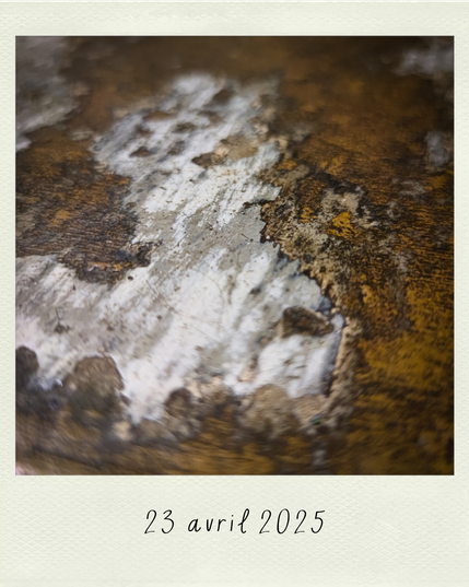 tâche de peinture blanche sur tomette marron