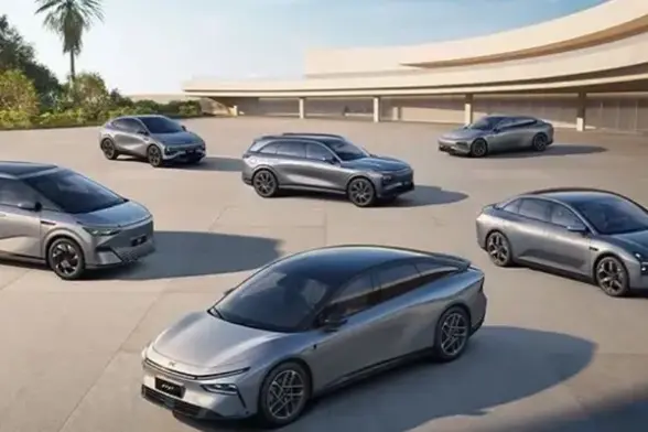 <p>中国の電気自動車（EV）メーカー「小鵬汽車（Xpeng Motors）」は、自社開発した自動運転向けAIチップ「図霊（TURING）」を2025年4-6月期に量産開始し、新型車に初めて搭載する通しであることがわかった。また、25年下半期には自動運転レベル3（L3）の商用化を予定しており、国産チップによる開発内製化で差別化を図る構えだ。</p>
<p>図霊チップは2020年に開発がスタートし、24年8月にテープアウト（設計完了）した。AI処理とエンドツーエンド（E2E）モデルに特化したチップで、演算能力は700TOPSに迫り、米半導体大手NVIDIA（エヌビディア）の最新の高性能車載チップ「Thor」に匹敵する水準とされる。関係者によると、このチップは小鵬汽車が自社開発した2つのNPU（ニューラルネットワークプロセッサ）を統合し、ニューラルネットワークに特化したアーキテクチャを採用しているという。高い演算能力を持つ汎用型車載チップに比べ演算能力の活用率が20％向上し、最高で300億パラメーターのAIモデルを実行することができる。</p>
<blockquote class="wp-embedded-content"><p><a href="https://36kr.jp/321652/">米NVIDIAの最新車載チップが量産遅れ、小鵬汽車など中国EVは導入棚上げか</a></p></blockquote>
<p></p>
<p>小鵬汽車は将来的に、このチップを自動車だけでなく、AIロボットや空飛ぶクルマにも搭載することを計画している。</p>
<blockquote class="wp-embedded-content"><p><a href="https://36kr.jp/336478/">小鵬汽車、2026年に世界初の「分割式空飛ぶクルマ」を発売へ　中国・海外市場で同時展開</a></p></blockquote>
<p></p>
<p>自動運転技術が急速に進化するのに伴い、高い演算能力を持つAIチップへの需要が拡大している。NVIDIAのThorに大きな期待が寄せられていたが、量産には課題が残り、現在市場に供給されているのは基本的に750TOPSのものだ。関係者によると、さらにハードとソフトにも欠陥があるという。これまでに小鵬汽車やBYD（比亜迪）、極氪（ZEEKR）、理想汽車（Li Auto）がThorの採用を公表しているが、こうした動きにも何らかの影響があるだろう。</p>
<p>激しい競争が繰り広げられている現在の自動車市場において、チップが予定通り供給されずに新車のリリースを延期するなら、メーカーにとってシェアを獲得する重要なタイミングを逸してしまうことになる。</p>
<p>こうした中で、蔚来汽車（NIO）と理想汽車も積極的にチップの自社開発を進めている。NIOの5㎚（ナノメートル）プロセスの自動運転用チップ「神璣NX9031」は現在、定価78万8000元（約1600万円）の高級車「ET9」の納車に合わせてすでに量産体制に入っている。理想汽車が開発するチップも同様にテープアウトに近づいている。</p>
<h3>25年後半、自動運転レベル3を実現へ</h3>
<p>小鵬汽車は2024年5月、E2E自動運転モデルをリリースした。しかし同社の自動運転部責任者である李力耘氏は、25年4月14日に開催されたAI技術交流会で、車両側の演算能力に頼るだけでは、モデルの大きさやデータ処理能力に限界があることを認めた。小鵬汽車はクラウド上で超