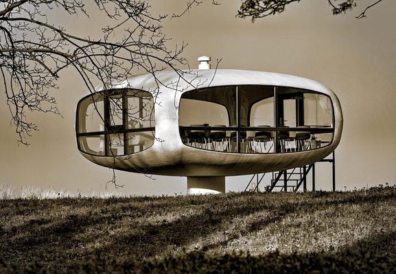 Der Seenotrettungsturm (1981) vom Schalenbaumeister Ulrich Müther in Binz auf Rügen als Sinnbild der Moderne im Osten ist jetzt Standesamt. Monochromes Foto zeigt deutlich die Meisterschaft einer hauchdünnen Betonschalenbauweise.