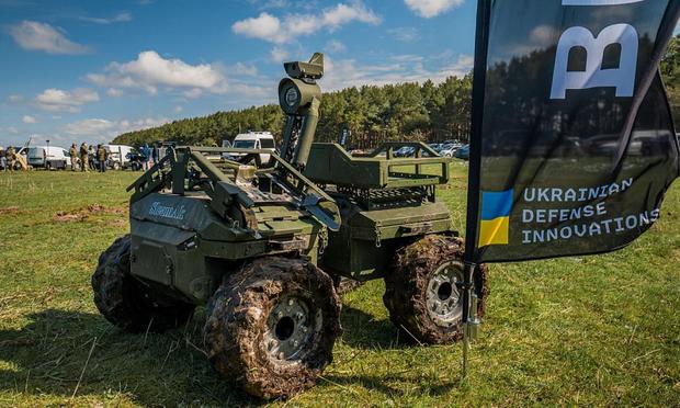 Vehículo terrestre no tripulado de fabricación ucraniana, en la exposición Innovaciones de Defensa de Ucrania, el 11 de abril de 2025. (DAN BASHAKOV / Global Images Ukraine via Getty Images)