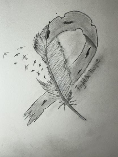 Bleistiftzeichnung.
Zu sehen ist eine Solidaritätsschleife, wobei der linke Teil aus einer Feder besteht. Die Feder ist im linken miitleren Bereich ausgefranst, dort fliegen stilisiere Vögel weg. Die Schleife hat Löcher und das Ende ist ausgefranst.