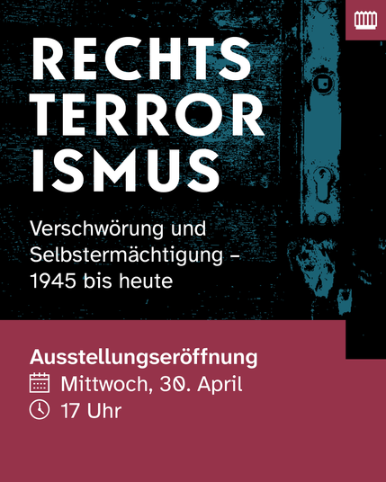 Unten ist ein rotes Rechteck mit weißer Schrift, auf dem das Datum der Ausstellungseröffnung steht. Darüber ist ein Bild eines Türrahmens in grau und blau mit weißer Schrift.