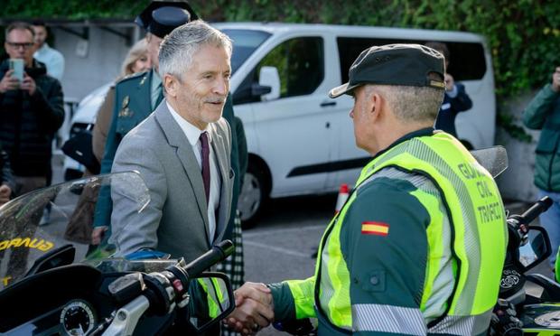 El ministro del Interior, Fernando Grande-Marlaska, presenta los nuevos chalecos airbag para la Agrupación de Tráfico de la Guardia Civil, en la sede de la DGT en Madrid, el 18 de octubre de 2024. (A. Pérez Meca / Europa Press via Getty Images)