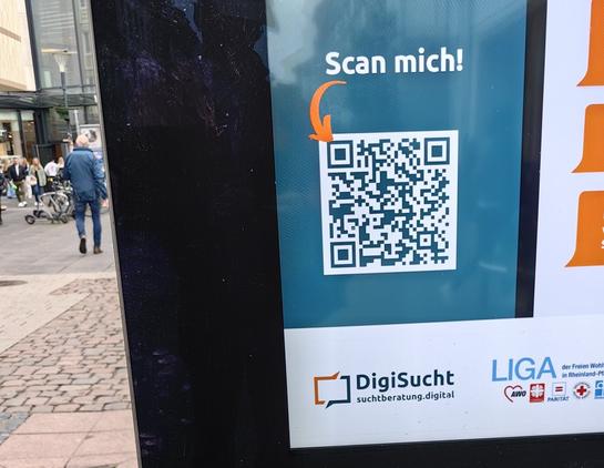 Werbepanel mit QR-Code und Aufruf gegen Digitalsucht