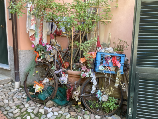 Mit Kitsch geschmücktes altes Fahrrad