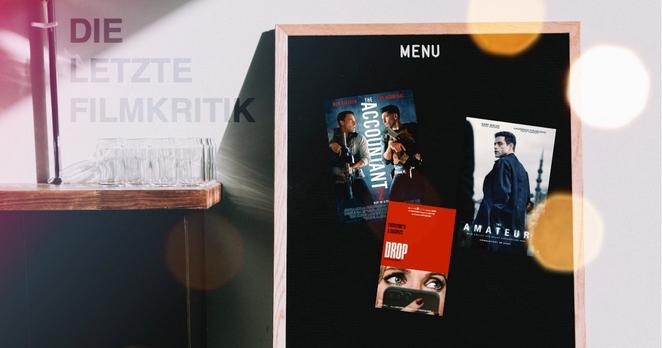 Filmposter auf einer Tafel zeigen die rezensierten Titel des Filmmenü-Podcasts von "Die Letzte Filmkritik". Es sind dieses Mal "The Amateur", "The Acountant 2" & "Drop: Tödliches Date".