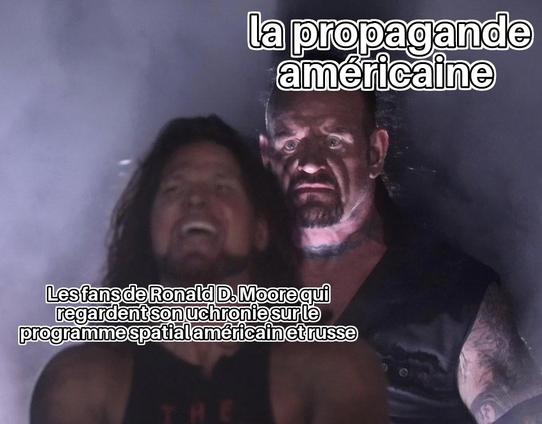 Meme avec un gars qui sourit annoté "Les fans de Ronald D Moore qui regardent son uchronie sur le programme spatial américain et russe"

Derrière lui un gars plus grand avec l'air menaçant : "la propagande américaine"