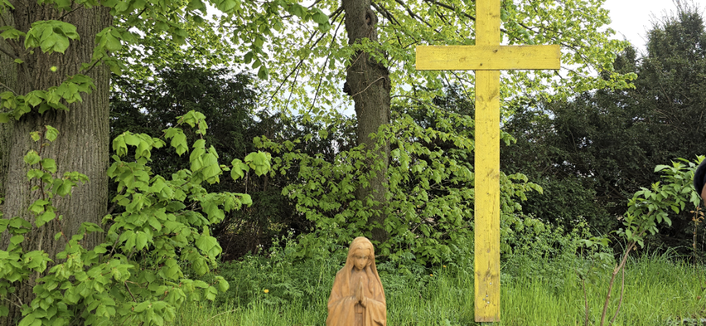 Marienstatue vor gelbem KiDl-Kreuz am Altmanheimer Platz des Denkmals