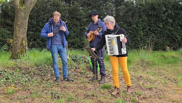 KiDl-MusikantInnen am Beginn des Kreuzwegs