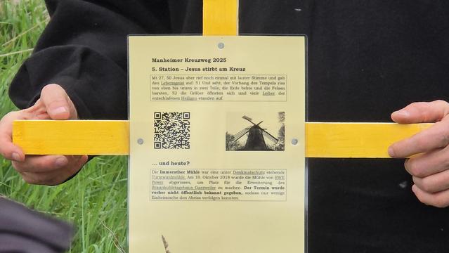 Die 5. Kreuzwegstation wird in die Kamera gehalten - Jesus stirbt am Kreuz. KiDl erinnert an die massive Zerstörung rund um Garzweiler (Immerather Mühle) und hält Totengedenken.