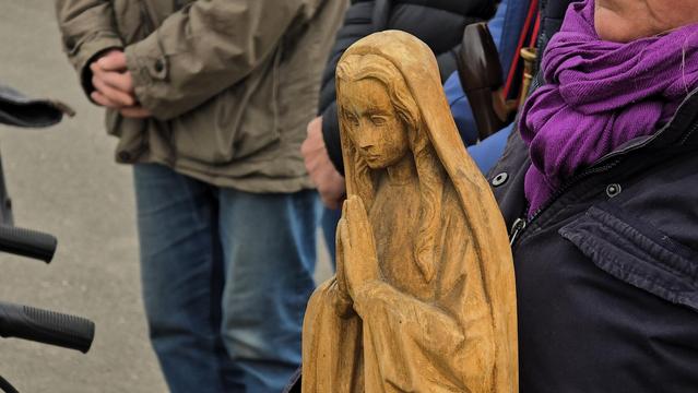 Blick auf die Madonnenstatuette, die KiDl seit 2020 begleitet.
