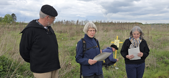 Das Evangelium an der 5. Station wird vorgelesen.
