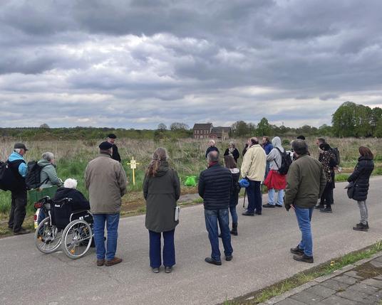 an der 5. Station, ca 20-köpfige Gruppe von hinten aufgenommen