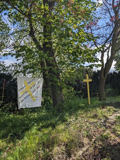 Platz des Denkmals mit Kreuz und Aktionstranspi