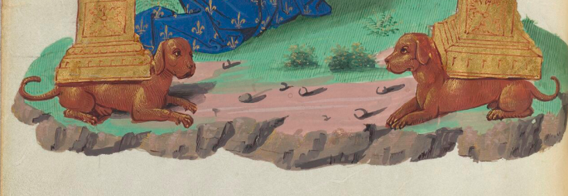 Détail de l'enluminure du folio 12 verso : les deux chiens supportant les colonnes qui encadrent l'image. Ils sont marrons avec quelques traits d'or, se font face, sont allongés sur un sol où on voit un peu d'herbe et quelques cailloux