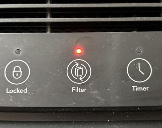 Bedienfeld vom Trotec Airgoclean 350E Luftreiniger: Rote LED Filterwechsel leuchtet.