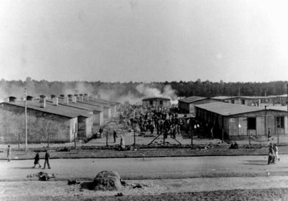 Blick auf das befreite KZ Bergen-Belsen, nach dem 15.4.1945. NARA