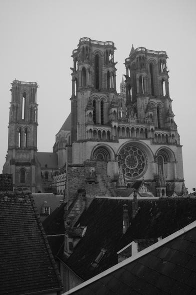 La cathédrale de Laon vue depuis une fenêtre de la vieille ville, photo noir et blanc.
