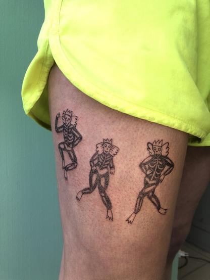 Tatouage de trois squelettes dansant