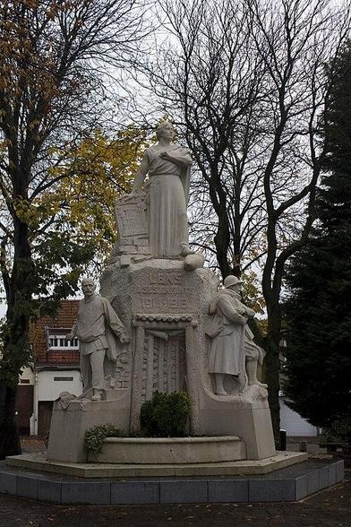 Monument aux morts de la première guerre mondiale à #Lens (#PasDeCalais) Dès l'armistice, un comité indépendant lança le projet d'un monument commémoratif. L'idée fut reprise en 1921 par le conseil municipal. M...
Suite 👉 https://monumentum.fr/monument-historique/pa62000092/lens-monument-aux-morts-de-la-premiere-guerre-mondiale
#Patrimoine #MonumentHistorique
Photo CC-BY-SA 4.0 : Daniel VILLAFRUELA.