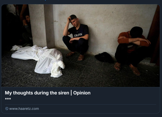 Persone in lutto durante i funerali dei palestinesi uccisi negli attacchi israeliani, all'ospedale battista arabo Al-Ahli, a Gaza City, mercoledì.
Credito: Dawoud Abu Alkas/Reuters 
Sotto si legge il titolo dell'articolo: My Thoughts During the Siren.