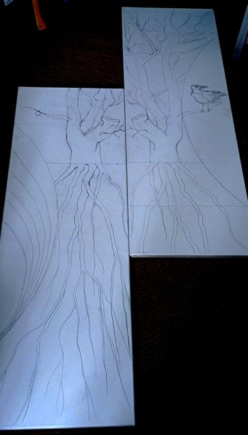 Zwei schmale, hochformatige Leinwände mit Skizzen. Links: der Beginn eines Baumes mit sehr langen, tiefen Wurzeln. An einem der schwarzen Äste hängt ein Ring. Rechts: Der gleiche Baum, aber dieses Mal viel mehr von Stamm und Geäst, während von den Wurzeln nur der Anfang abgebildet ist. Auf dem Zweig oben sitzt (statt des Rings) eine schwarze Rabenkrähe, die den Kopf gewendet hat, als würde sie zur Friedenstaube hinüber sehen.