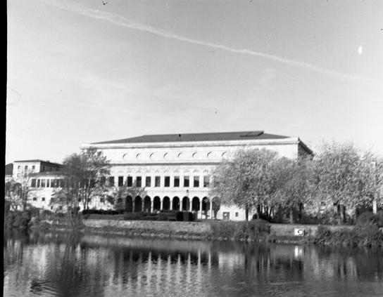 Black and white out-of-focus photo of the Stadthalle in Mülheim an der Ruhr