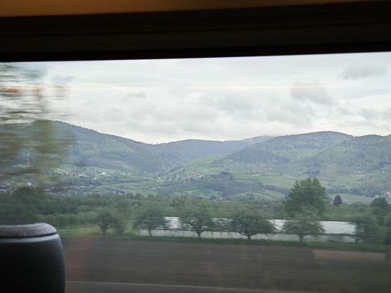 Foto aus dem fahrenden ICE von den Schwarzwaldausläufern südlich Karlsruhe