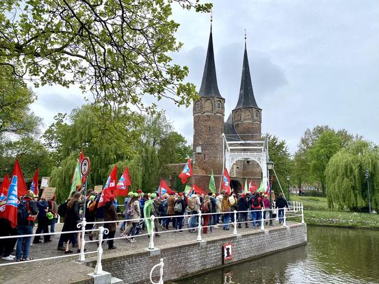 March through the Delft east gate / oostpoort