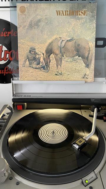 Vinyl Schallplatte Warhorse-Warhorse“ auf einem Plattenspieler.