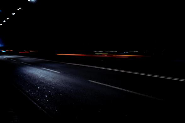langzeit belichtung in einem Tunnel. Verwaschene Lichter. Man sieht die Straße nur dunkel schemhaft