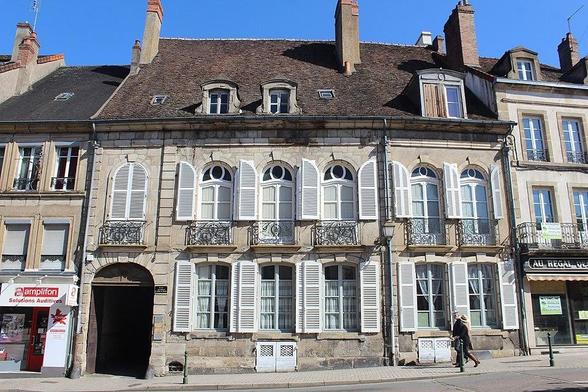 Immeuble à #Autun (#SaôneEtLoire) Construction 2e quart XVIIIe siècle. Façade sur rue et la toiture correspondante (cad. AI 268) : inscription par arrêté du 23 octobre 1972.
Suite 👉 https://monumentum.fr/monument-historique/pa00113084/autun-immeuble
#Patrimoine #MonumentHistorique
Photo CC-BY-SA 4.0 : Chabe01