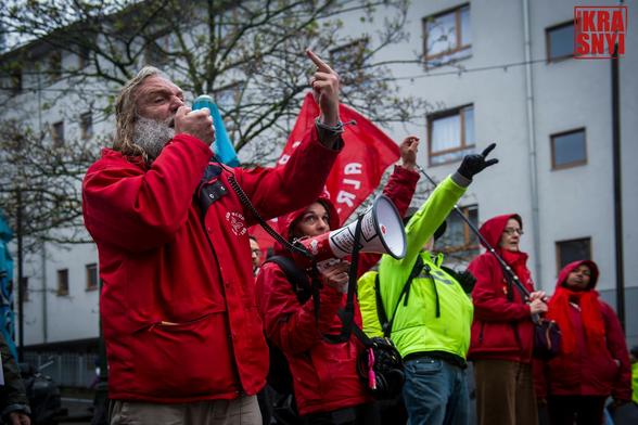 Des manifestants scandent des slogans