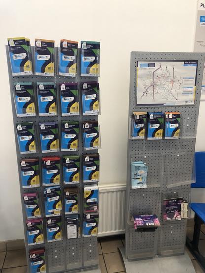 Fiches horaires papier des lignes du réseau Rémi 45 disponibles dans le hall d’accueil de la gare routière d’Orléans