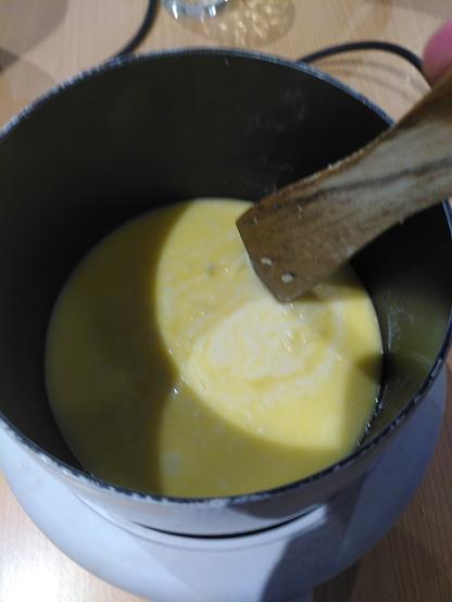 fondue de comté dans son poêlon
une cuillère en bois tourne