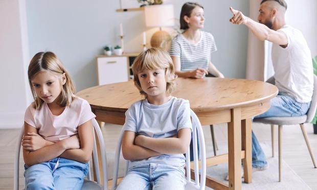 Una pareja discute en presencia de sus hijos. (Getty Images)
