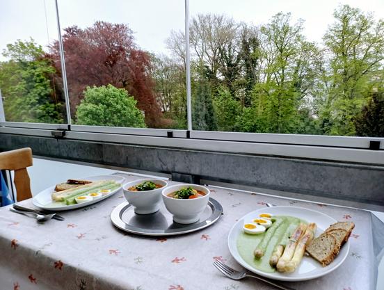 Der Tisch im Wintergarten ist gedeckt