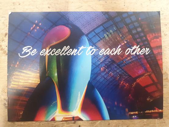 Postkarte mit Bild der Fairydust und Text "Be excellent to each other"